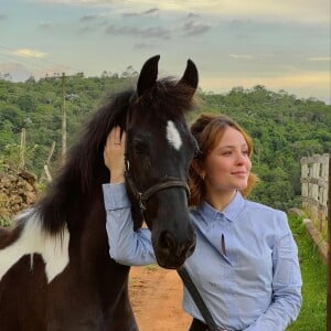 Acidente a cavalo sofrido por Larissa Manoela em 2016 é lembrado pela atriz em post