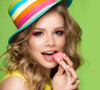 Maquiagem colorida é trend de beleza certeira para Primavera-Verão 2023