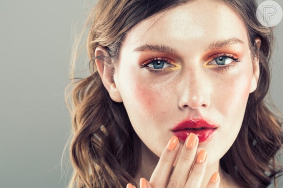 Maquiagem colorida na Primavera-Verão 2023 pode ter cores marcantes nos olhos e efeito glossy na boca