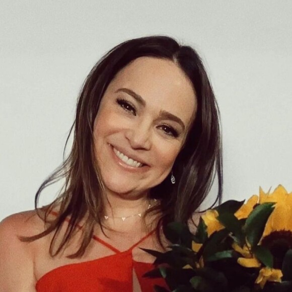 Gabriela Duarte publicou uma foto usando um vestido vermelho no Instagram