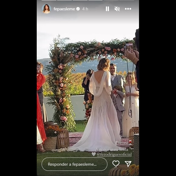 Vestido de noiva de Fernanda Rodrigues tinha decote nas costas que valorizava colar escolhido pela apresentadora