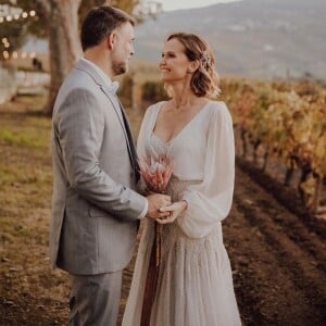 No casamento, Fernanda Rodrigues escolheu uma produção minimalista e com inspiração boho