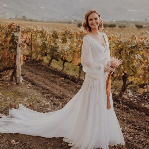 Vestido de noiva com mangas: Fernanda Rodrigues escolheu um modelo minimalista e com inspiração boho para seu casamento