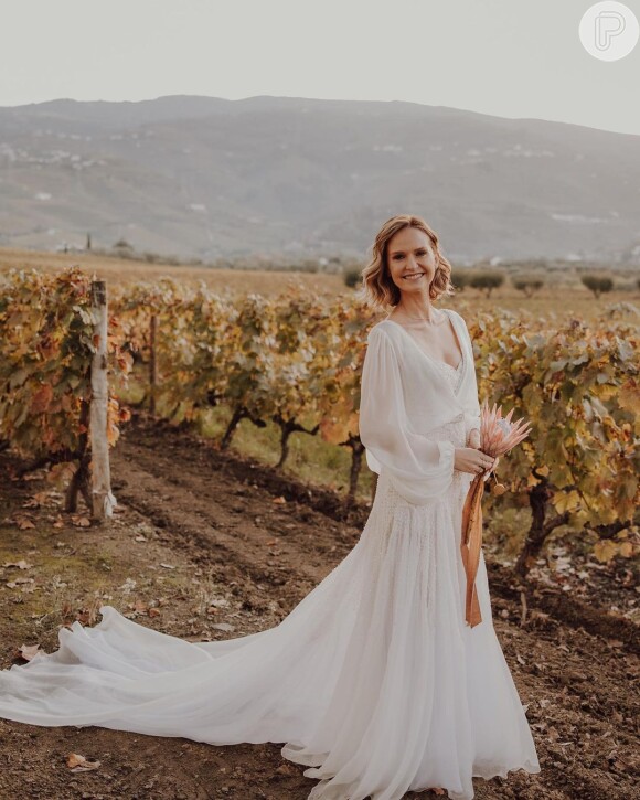 Vestido de noiva com mangas: Fernanda Rodrigues escolheu um modelo minimalista e com inspiração boho para seu casamento