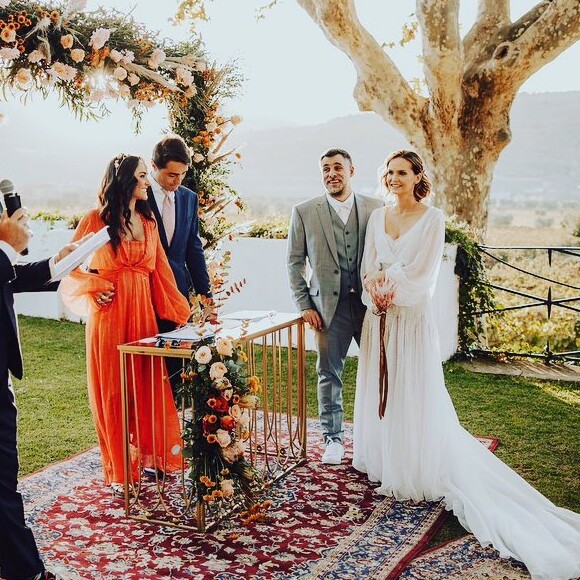 Vestido de noiva com estilo boho: a apresentadora Fernanda Rodrigues apostou em um look marcante para se casar com Raoni Carneiro