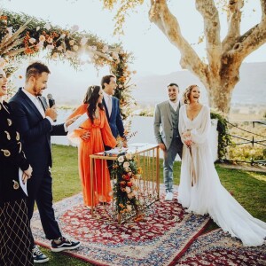 Vestido de noiva rico em bordados e com inspiração boho: a apresentadora Fernanda Rodrigues preferiu um design clean para seu casamento