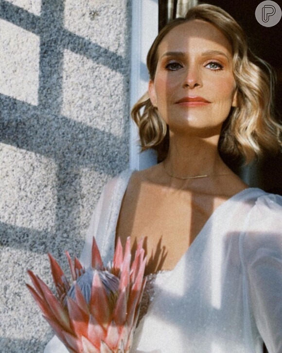 Uma única flor foi o buquê de Fernanda Rodrigues: a atriz escolheu a protea, flor que significa transformação