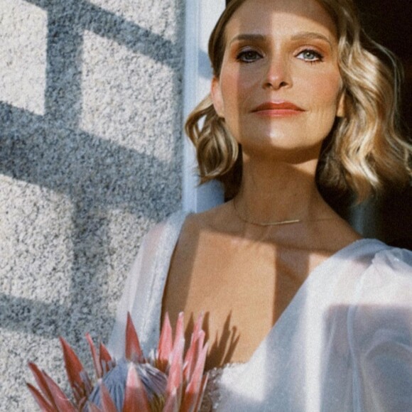 Uma única flor foi o buquê de Fernanda Rodrigues: a atriz escolheu a protea, flor que significa transformação