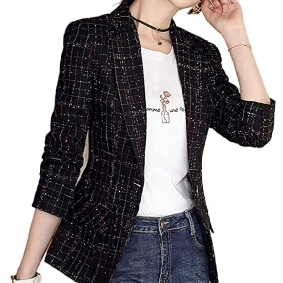 Blazer com brilho e T-shirt: essa é uma combinação cheia de estilo para um look casual