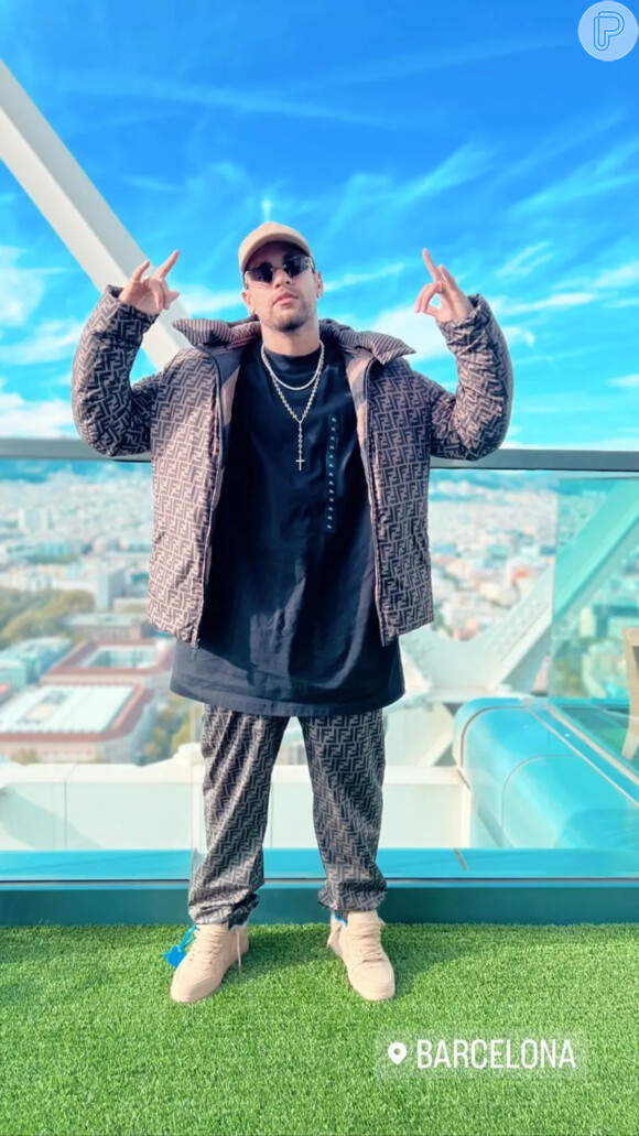 Neymar deu show de estilo com conjunto de casaco e calça, da grife Fend