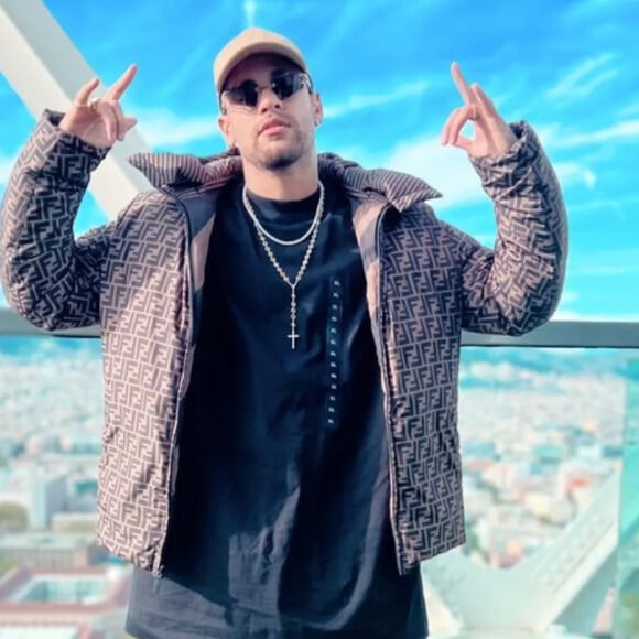 Neymar deu show de estilo com conjunto de casaco e calça, da grife Fend