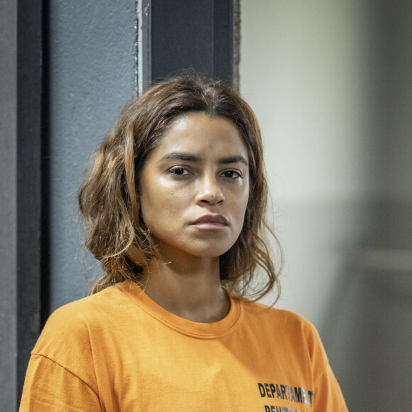 Brisa (Lucy Alves) foi presa na novela 'Travessia' por porte de arma e deu uma documentação falsa, ajudando Ari (Chay Suede) a não encontrá-la