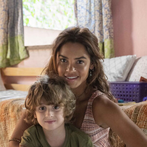 Brisa (Lucy Alves) deixou a cadeia mas não foi atrás do filho e nem procurou por Ari (Chay Suede) na novela 'Travessia'
