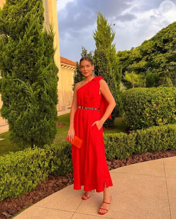 Vestido midi em vermelho é uma boa aposta para casamentos de tarde: esse look de Ma Tranchesi é acinturado e com ombro único