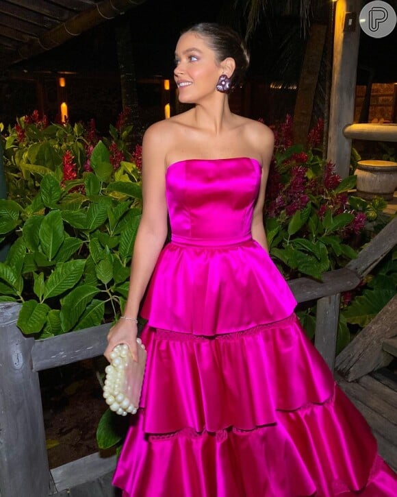 Vestido sem mangas e com efeito peplum: esse look rosa usado por Ma Tranchesi ficou perfeito em casamento à noite