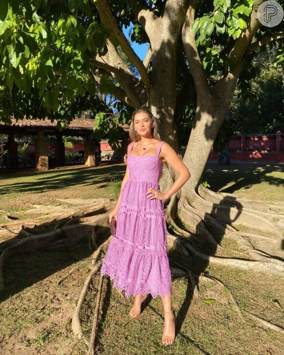Um vestido em lilás repleto de renda foi escolha de Ma Tranchesi para casamento no campo: esse design transmite romantismo e delicadeza