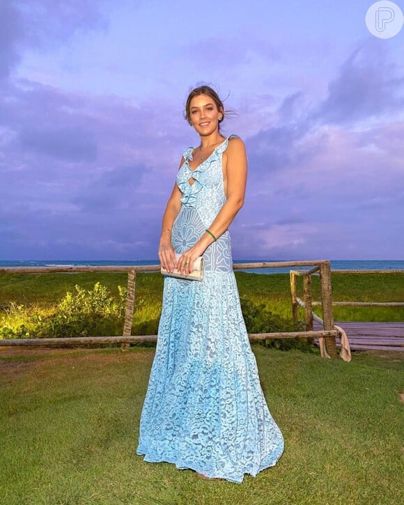 Vestido para convidada de casamento na praia: tom suave de azul protagonizou esse look de Marcella Tranchesi