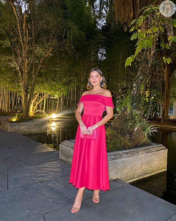 Vestido rosa em comprimento midi é uma opção clássica para convidada de casamento: Ma Tranchesi escolheu um modelo com decote ombro a ombro