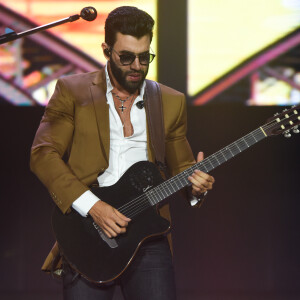 Fã com tatuagem de Gusttavo Lima invadiu o palco do cantor