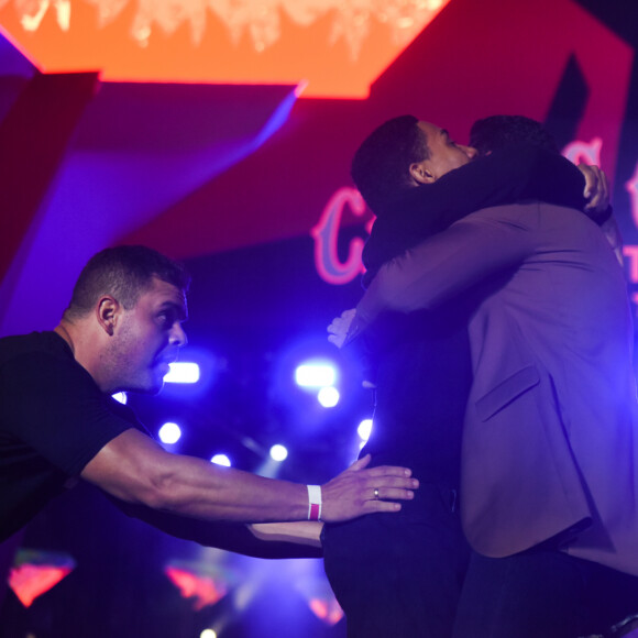 Fã invadiu show de Gusttavo Lima e abraçou cantor