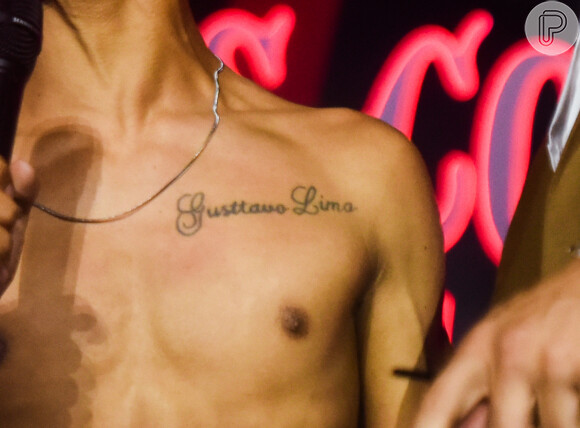 Fã tirou a camisa para mostrar a Gusttavo Lima que tem o nome do artista tatuado