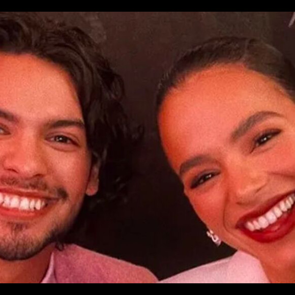 Bruna Marquezine apareceu em algumas imagens no Instagram de Xolo Maridueña e fãs vão ao delírio