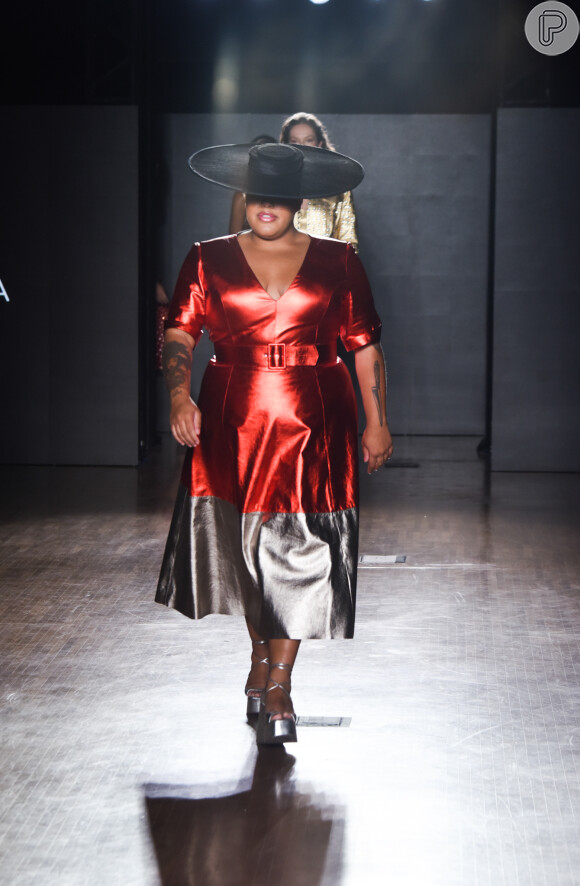 Vermelho metalizado e prata se combinaram nesse vestido desfilado na coleção de Patricia Viera na SPFW
