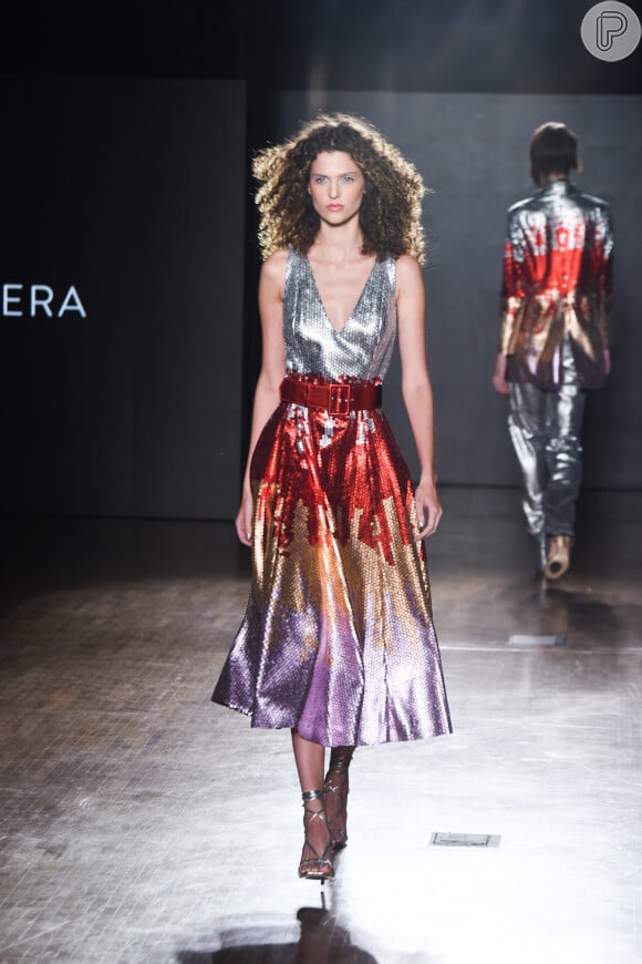 Os elementos com brilho foram destaque nos looks desfilados na coleção da estilista Patricia Viera