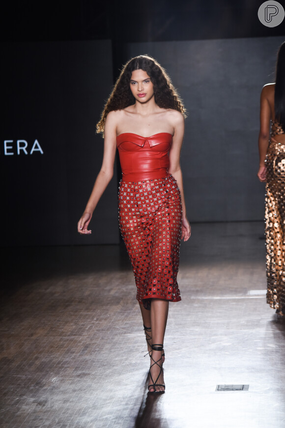 Vermelho surgiu ainda mais poderoso quando combinado a saia com elementos metalizados nesse look assinado por Patricia Viera