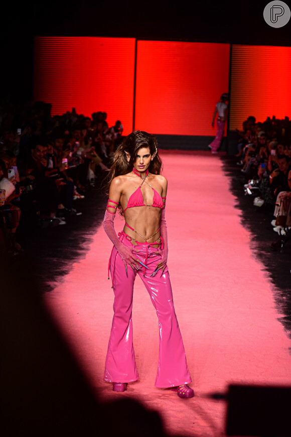 Calça de vinil cor de rosa foi usada com biquíni cruzado por Camila Queiroz no desfile da Bold Strap