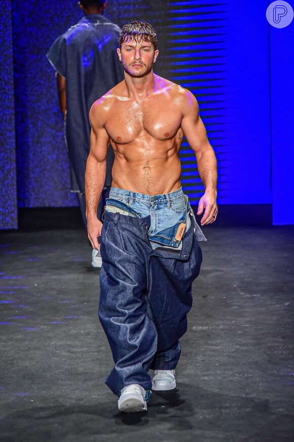 Jeans também foi destaque nas passarelas da SPFW: Klebber Toledo usou o tecido ao desfilar pela Soul Básico