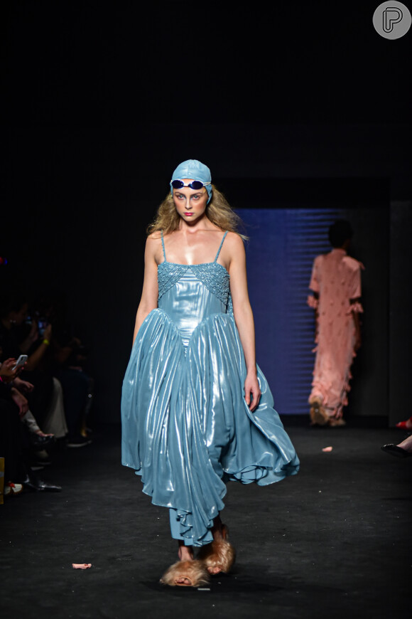 Azul suave em vestido plissado: esse look do desfile de Renata Buzzo exala delicadeza