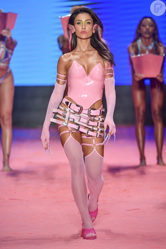 Barbiecore apareceu mais ousado na passarela da Bold Strap: cintos e cinta-liga se destacaram nesse outfit