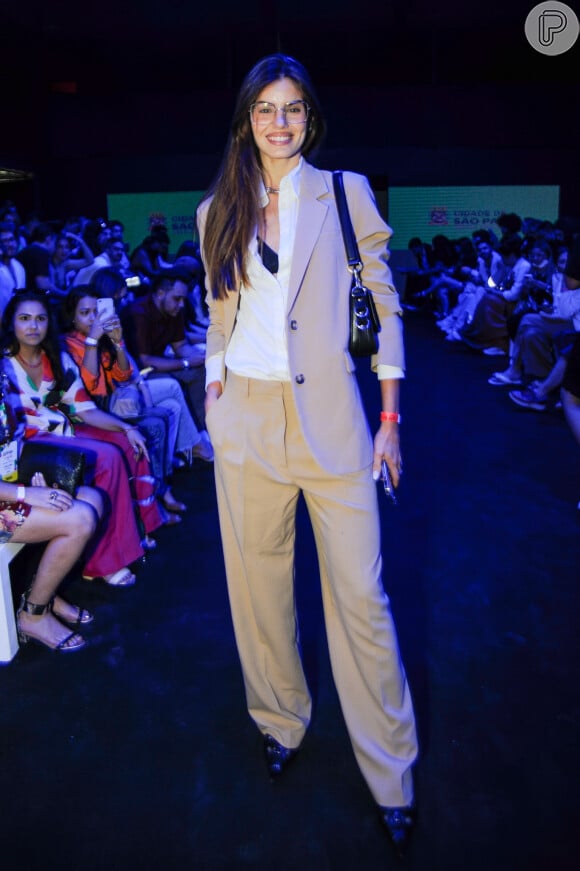 Tons neutros predominaram no look de Camila Queiroz: atriz combinou blazer e calça cáqui com camisa branca e lingerie preta à mostra