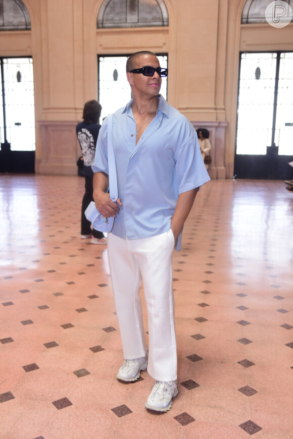 Calça branca e camisa azul com modelagem ampla: o outfit de Thiago Oliveira para ver desfile da Misci era confortável e cheio de estilo