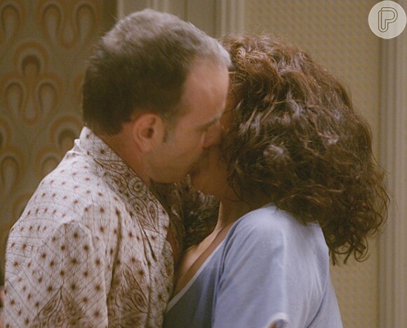 Rafael (Marco Pigossi) flagra Cristina (Fabiula Nascimento) e Fernando (Marco Ricca) juntos, em 'Boogie Oogie'
