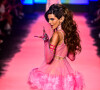 Penteados ricos em volume e sombra colorida: beleza de Camila Queiroz na SPFW reuniu trends de beleza