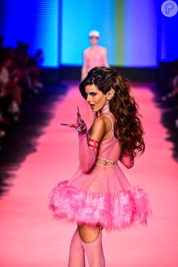 Penteados ricos em volume e sombra colorida: beleza de Camila Queiroz na SPFW reuniu trends de beleza