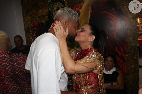 O 'vale-night' dos papais! Viviane Araujo e o marido trocaram beijos diante das câmeras