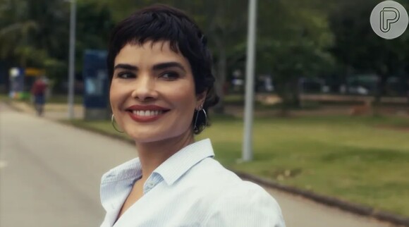 Leonor (Vanessa Giácomo) conheceu Caíque (Thiago Fragoso) e vai se interessar pelo rapaz na novela 'Travessia', porém logo a situação muda por completo