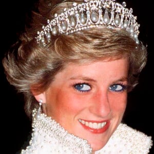 Princesa Diana tinha a tiara Lover's Knot como uma de suas joias favoritas: ela a ganhou de presente da Rainha Elizabeth II