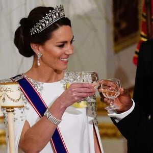 Kate Middleton usou tiara Lover's Knot, que pertencia à Princesa Diana, em banquete de estado no qual fez sua estreia como Princesa de Gales