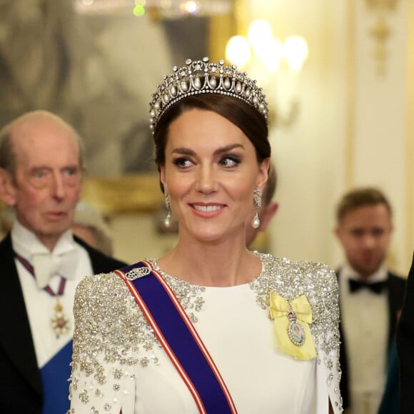 Kate Middleton também usou bracelete de Rainha Elizabeth no jantar em que fez sua estreia como Princesa de Gales