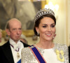 Kate Middleton combinou a tiara Lover's Knot com um vestido com capa de uma de suas estilistas preferidas Jenny Peckham