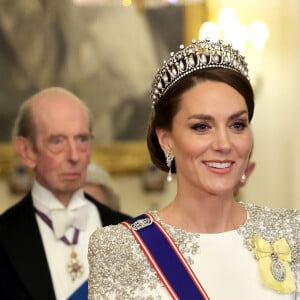 Kate Middleton combinou a tiara Lover's Knot com um vestido com capa de uma de suas estilistas preferidas Jenny Peckham