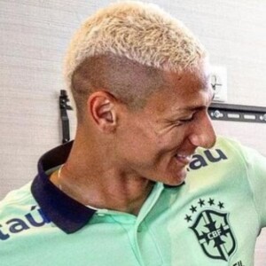 Richarlison se referiu a foto de Ronaldinho Gaúcho rodeado de mulheres