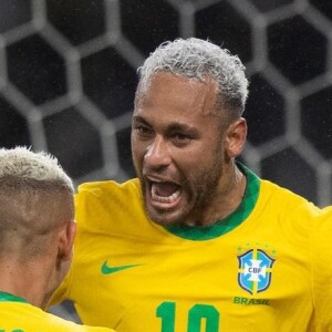 Richarlison também não poupou palavras ao defender Neymar