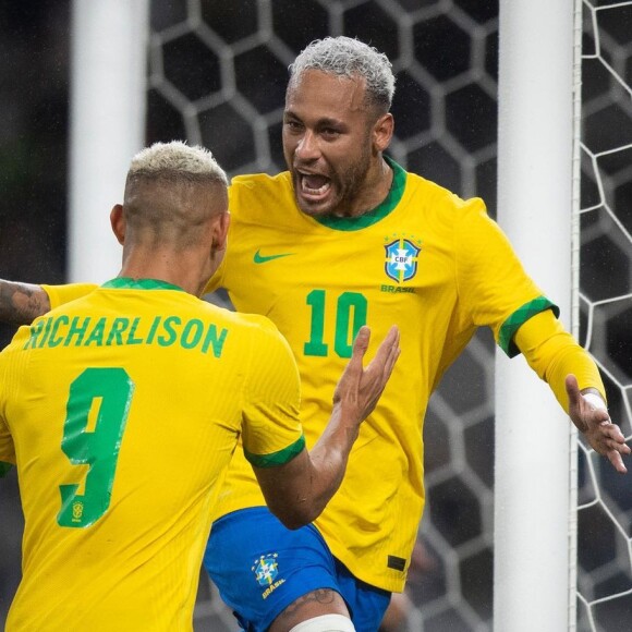 Richarlison também não poupou palavras ao defender Neymar