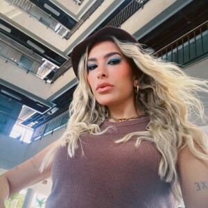 Lorena Improta passou por cirurgia para retirar o pseudotumor benigno que causa fortes dores em seus pés