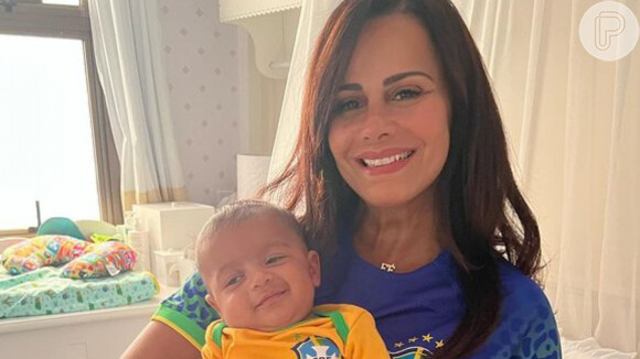 Filho de Viviane Araujo surgiu no colo da mãe com a blusa da Seleção antes da estreia do Brasil na Copa do Catar em 24 de novembro de 2022